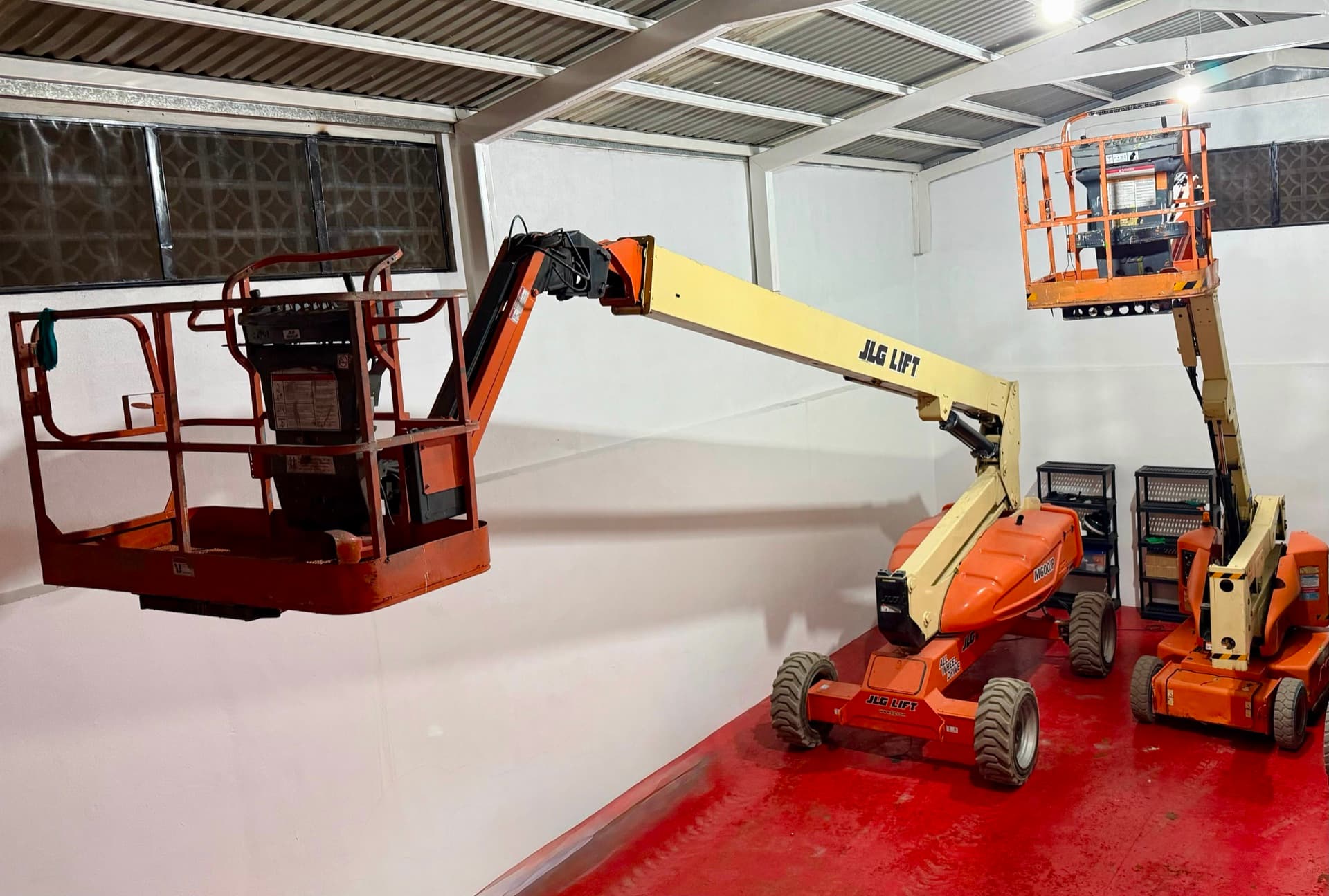 Plataformas articuladas JLG en bodega de MAQNO, Monterrey